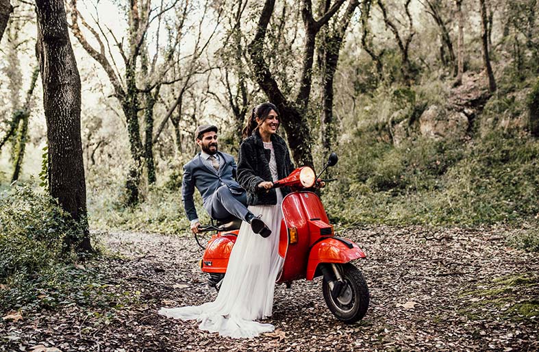 postwedding photographer mallorca vespa