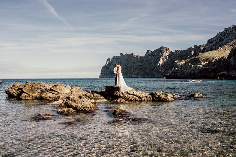 postwedding photographer mallorca rocks