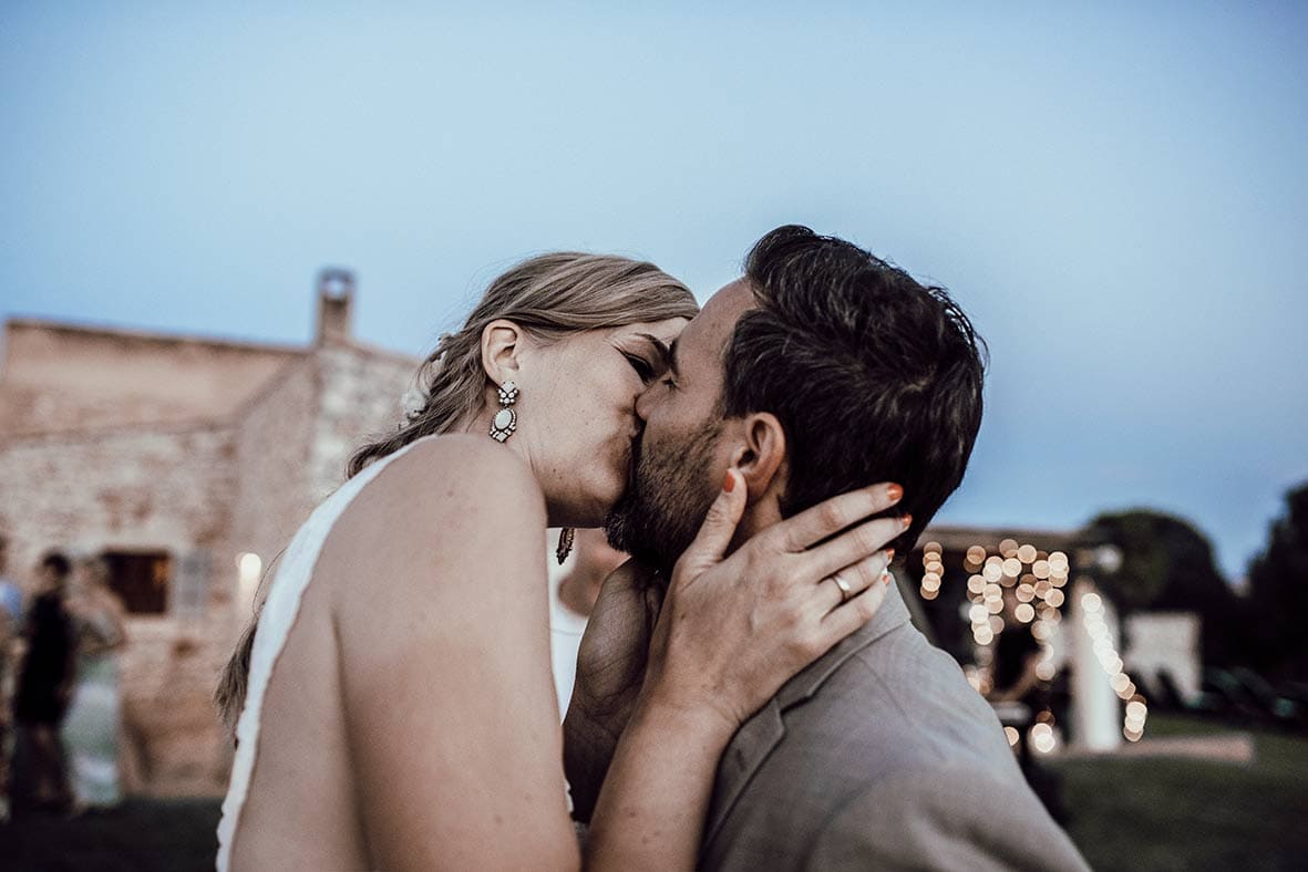 wedding photographers mallorca love kiss