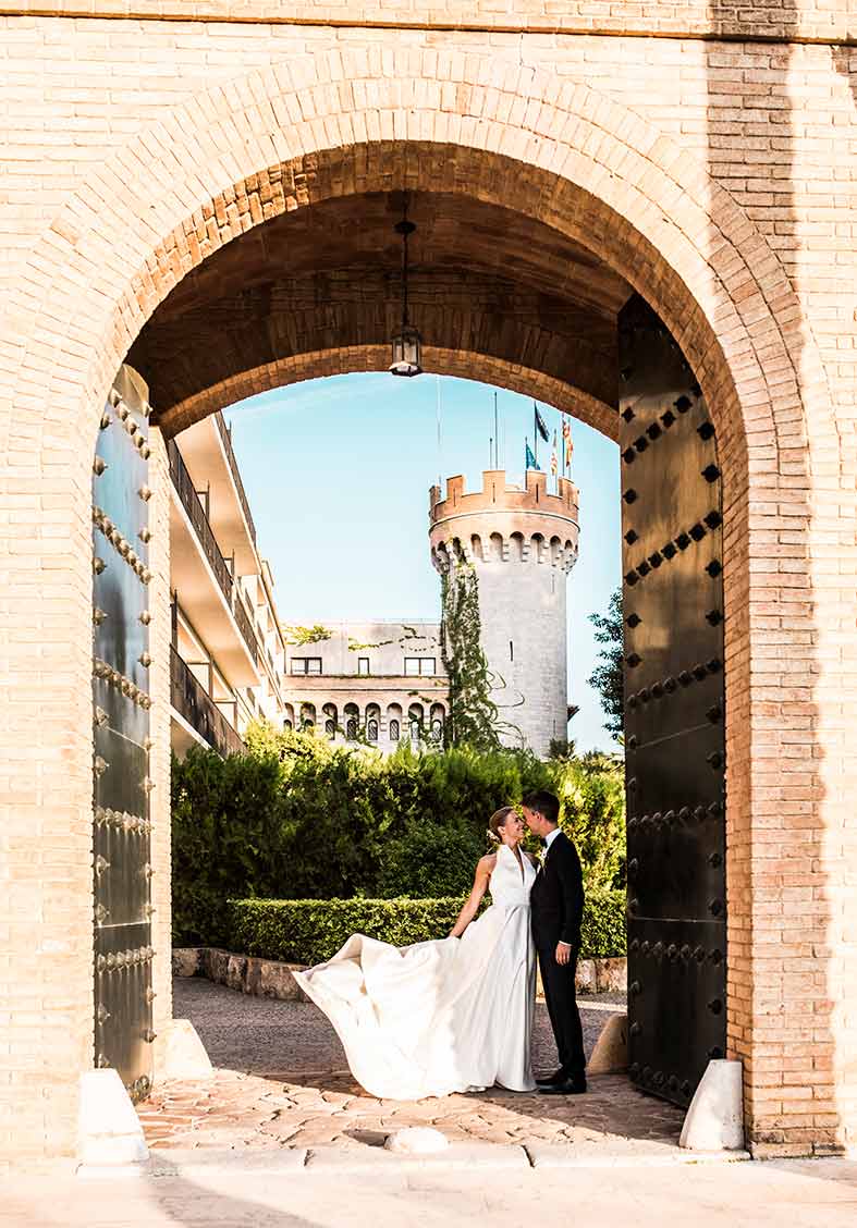 wedding in castillo hotel son vida door