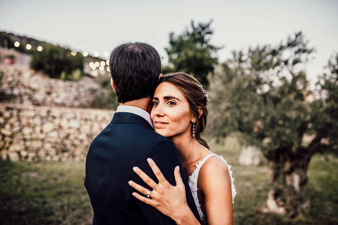 "ALT"wedding photographers in Mallorca shoulder