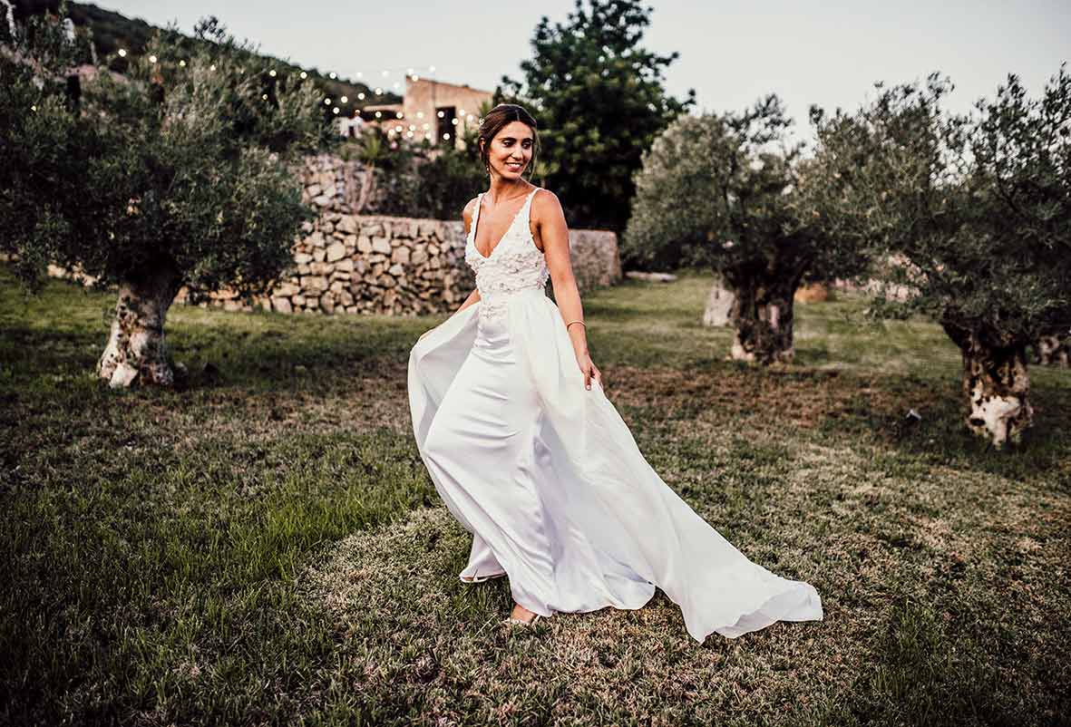 "ALT"wedding photographers in Mallorca dress