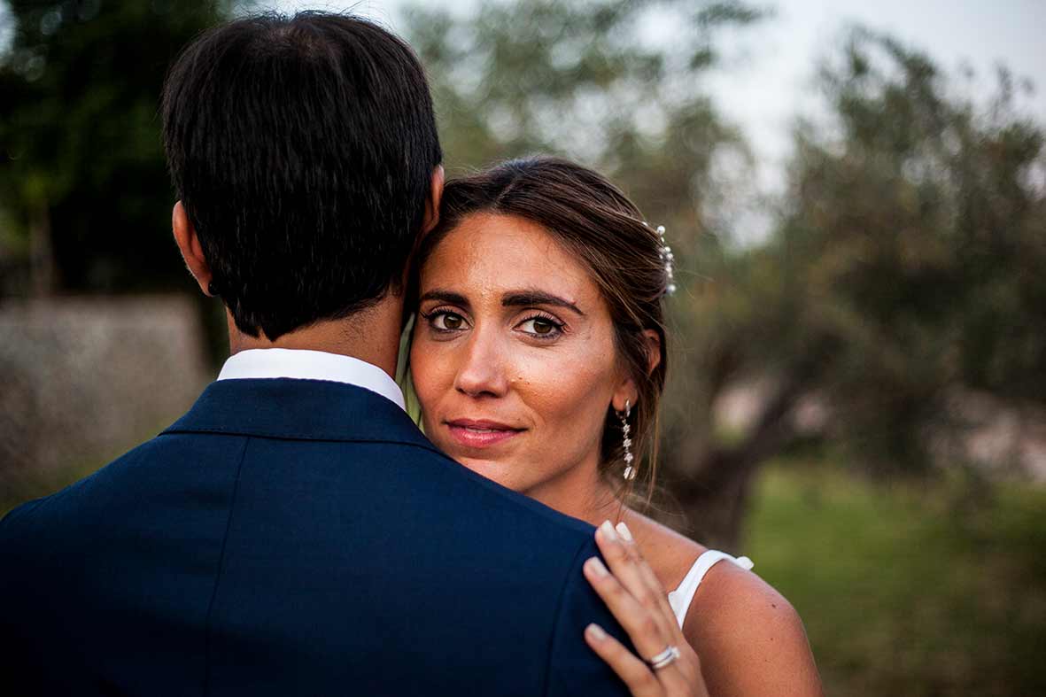 "ALT"wedding photographers in Mallorca shoulder