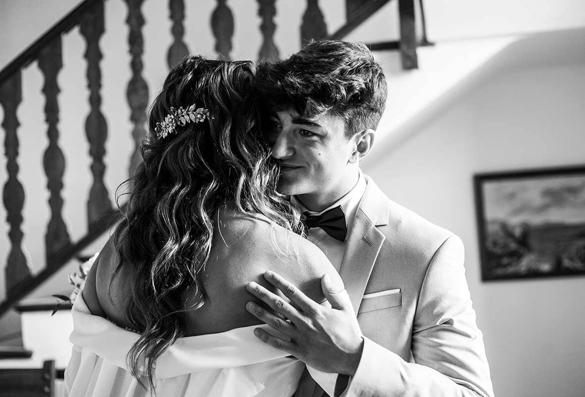 "ALT"wedding reportage in mallorca hug