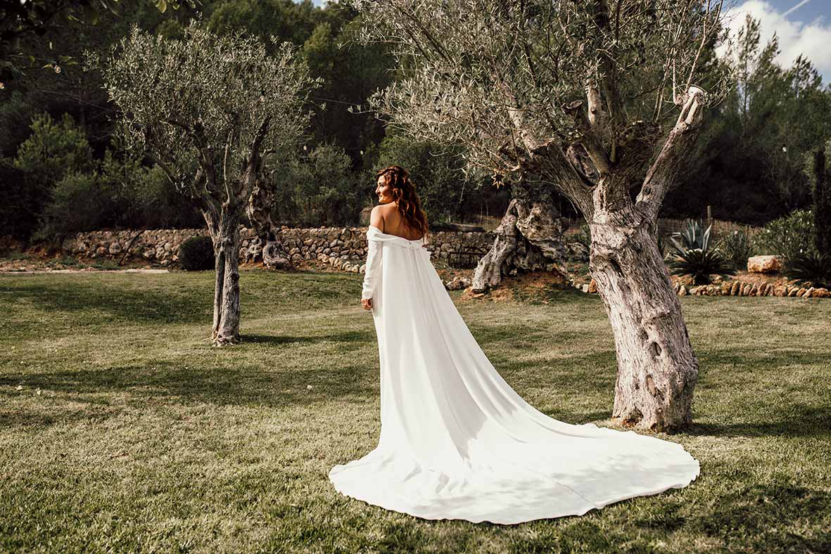 "ALT"wedding reportage in mallorca dress back