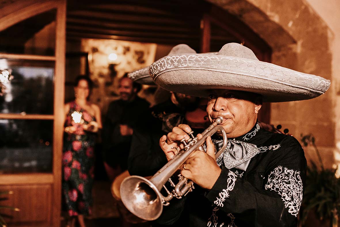 "ALT"fotógrafo de bodas en méxico tocando trompeta"