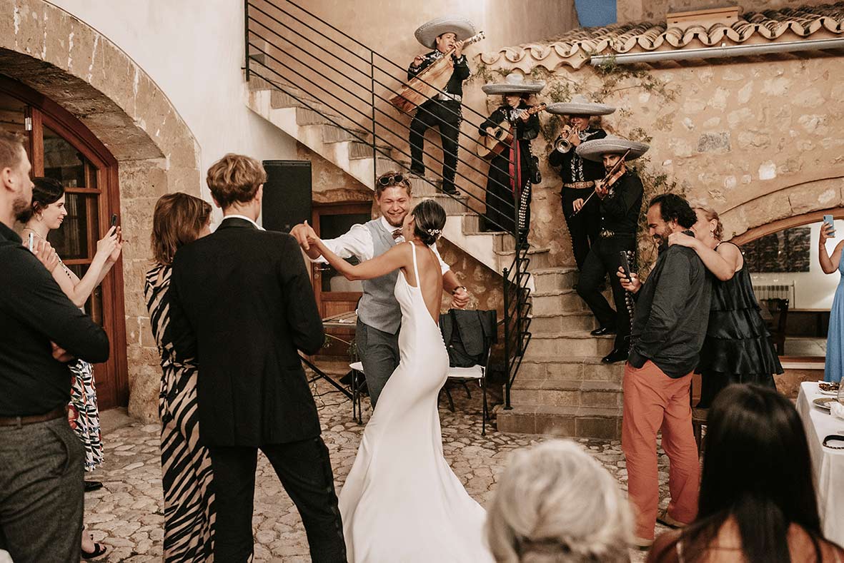 "ALT"boda mexicana en Mallorca bailando"