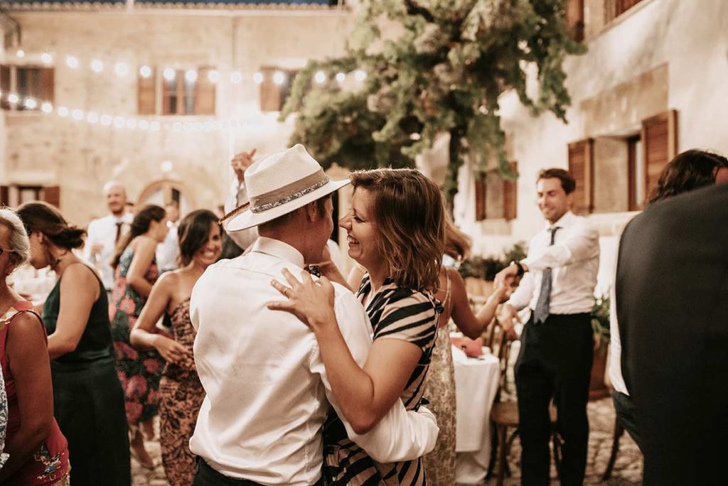 "ALT"fotógrafo de bodas en méxico invitados bailando"