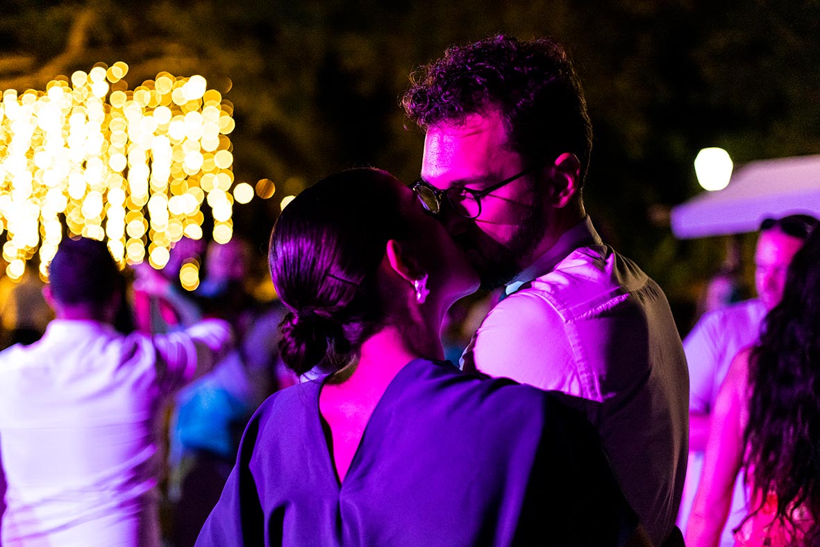 "ALT"fotógrafo de boda finca comassema invitados bailando"