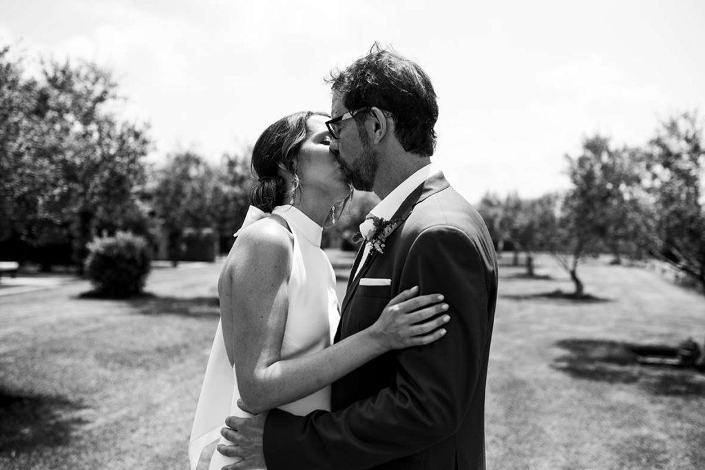 "ALT"fotógrafo de elopement en Mallorca beso blanco y negro"