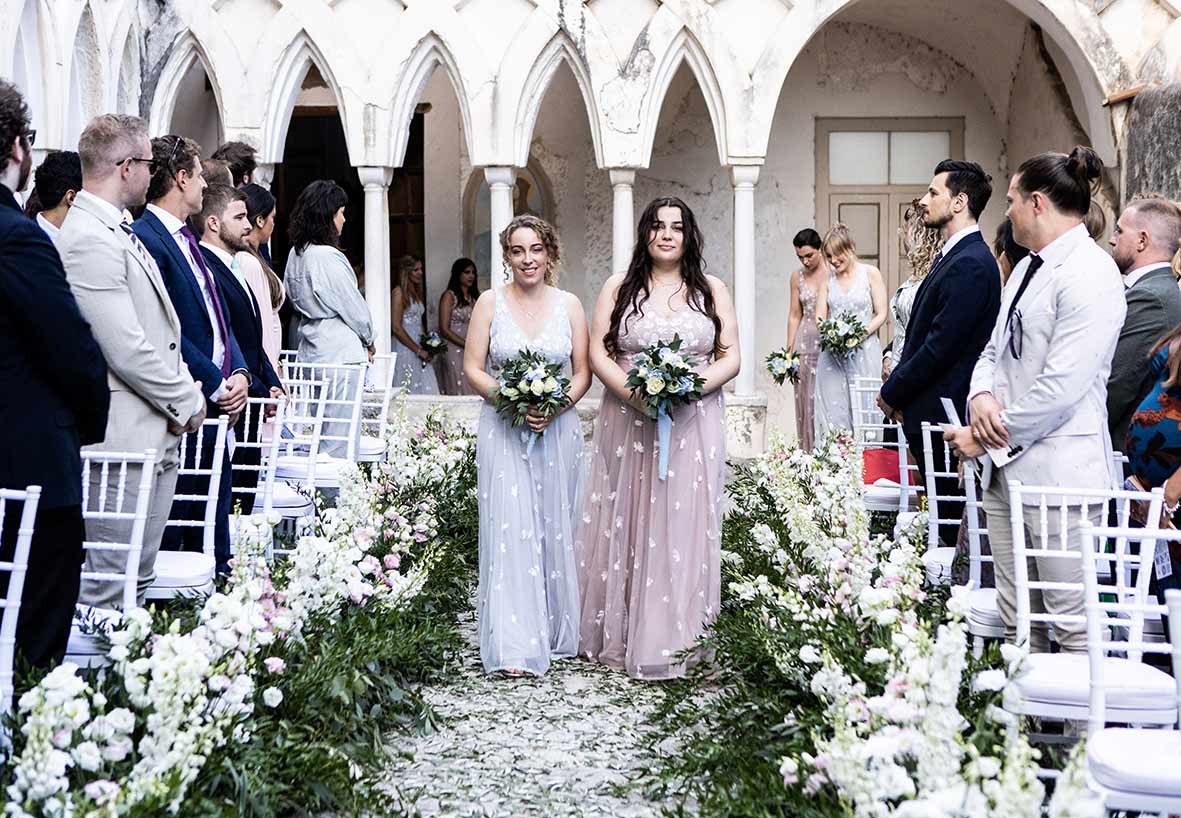 "ALT"fotógrafo de boda en Amalfi entrada bridesmaids"