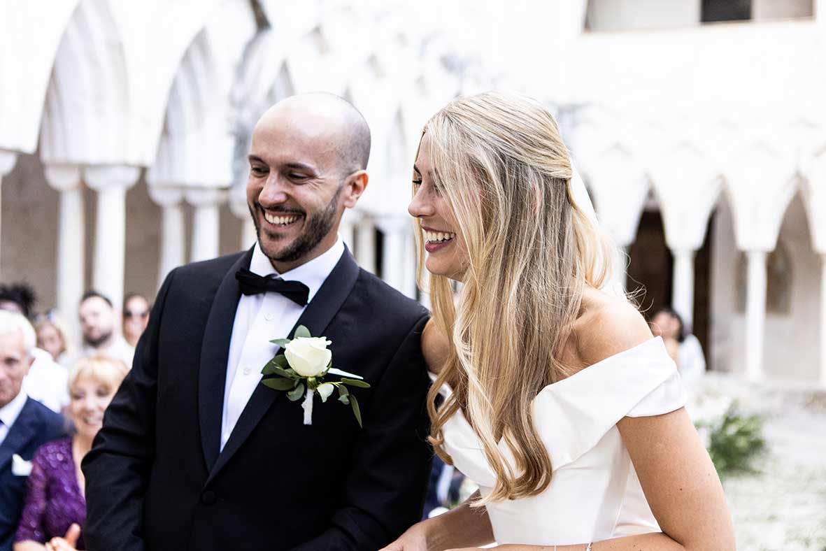 "ALT"fotógrafo de boda en Amalfi feliz pareja altar"