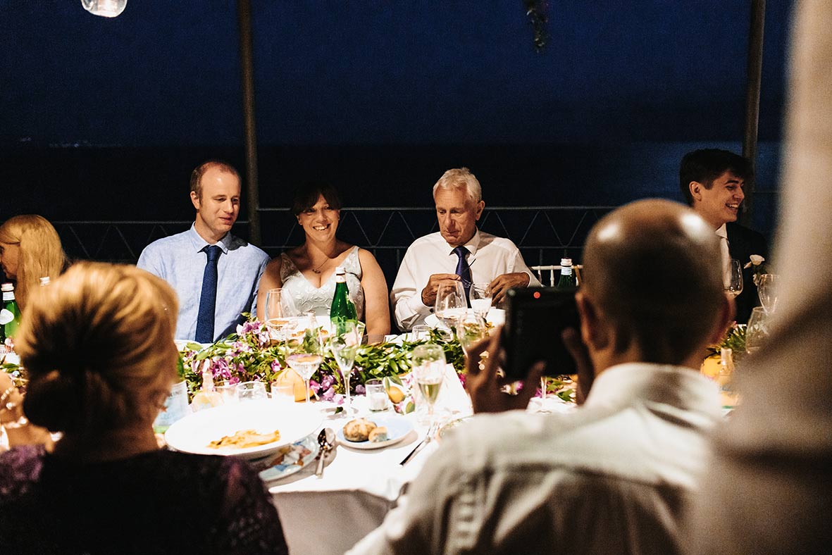 "ALT"fotógrafo de boda en Amalfi a través mesa"