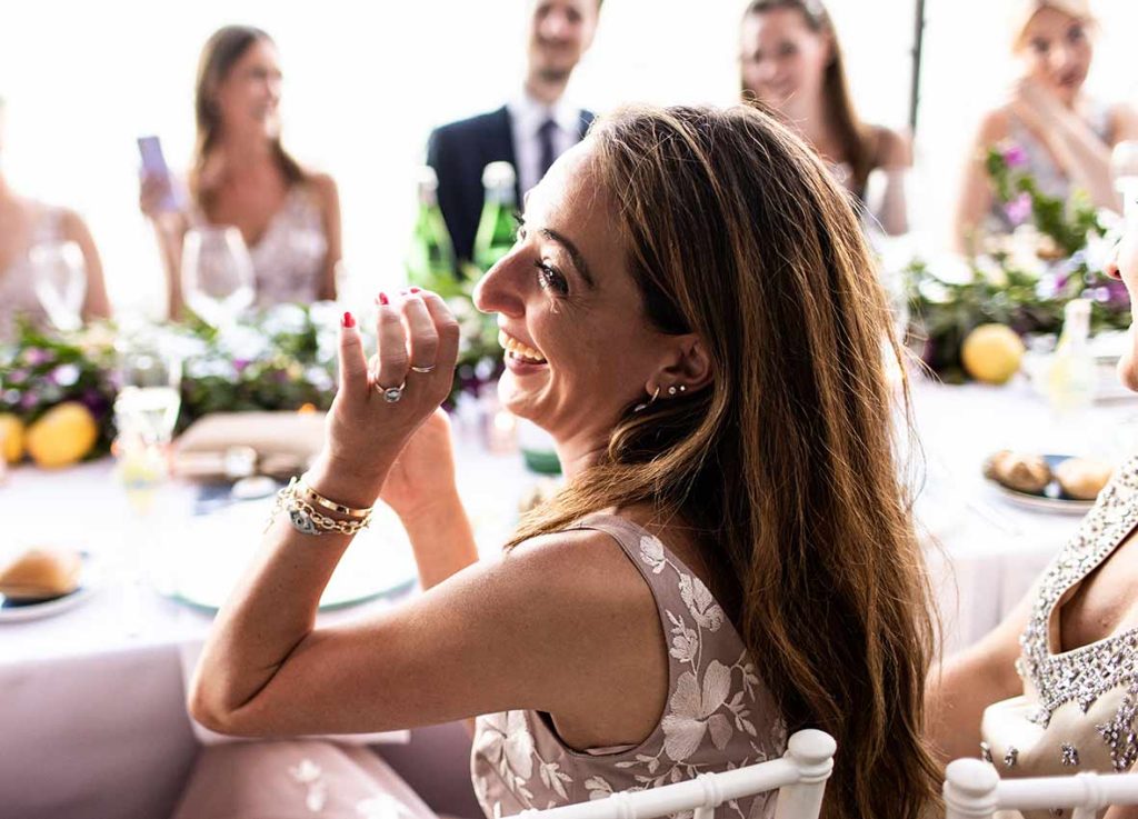 "ALT"fotógrafo de boda en Amalfi invitada en banquete"