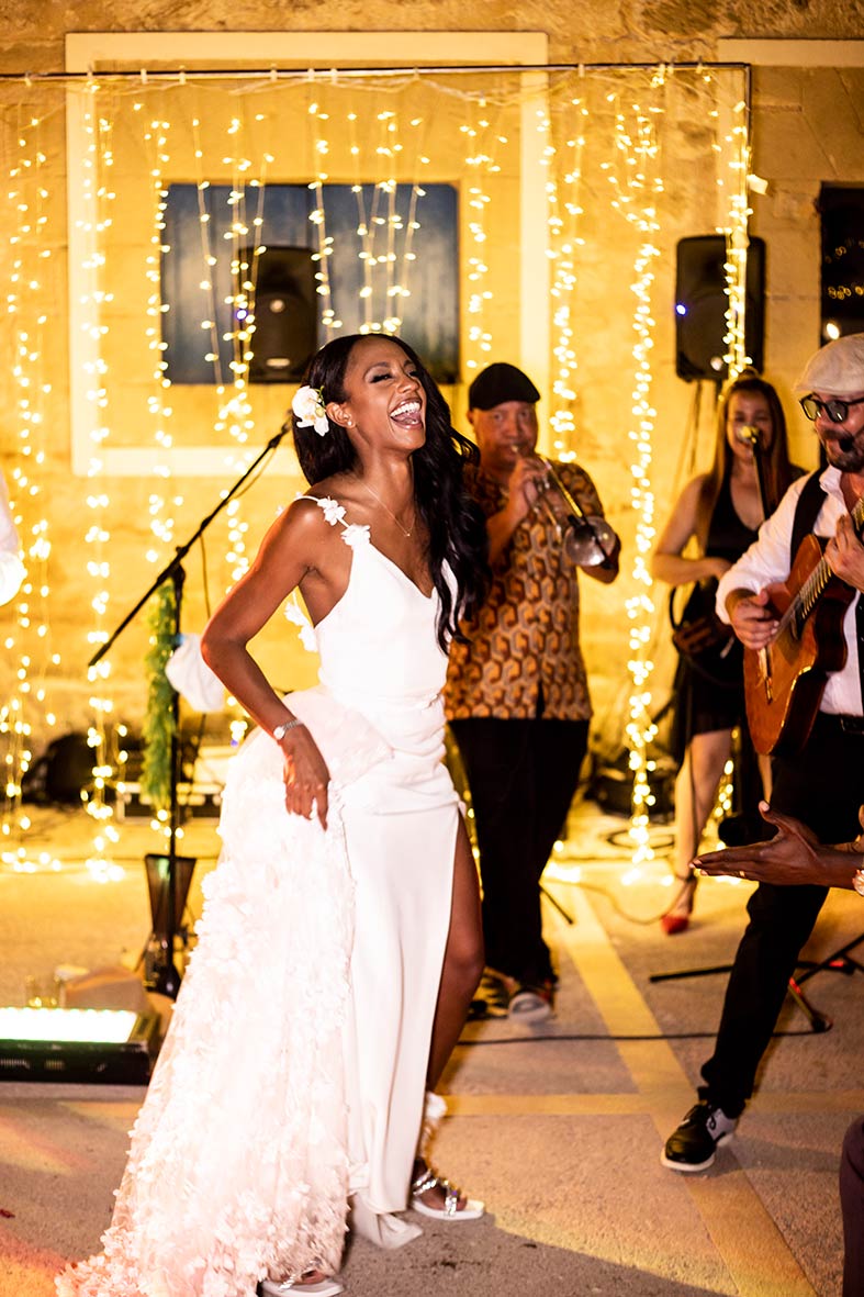 "ALT"boda de destino en Mallorca novia bailando"