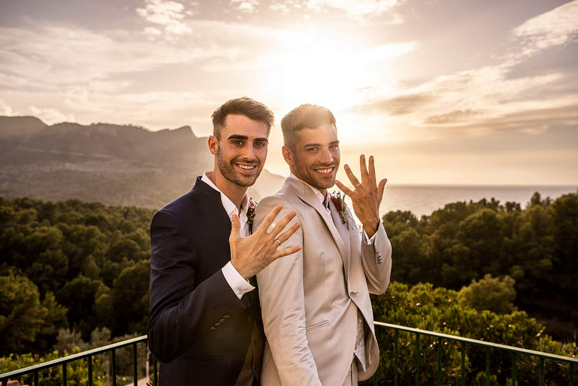 "ALT"fotografía de bodas Mallorca enseñando anillos"