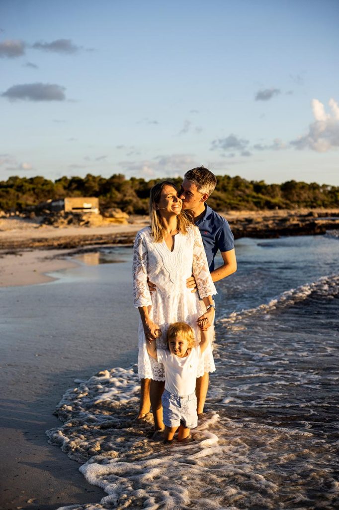 "ALT"fotógrafo de familias en Mallorca beso en familia"