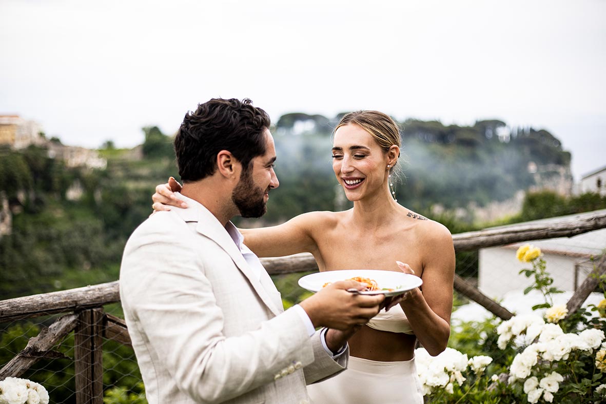 "ALT"boda en la costa amalfitana comiendo spaguetti"