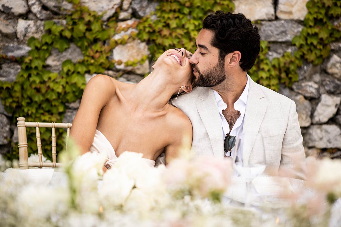 "ALT"boda en la costa amalfitana tierno momento cena"