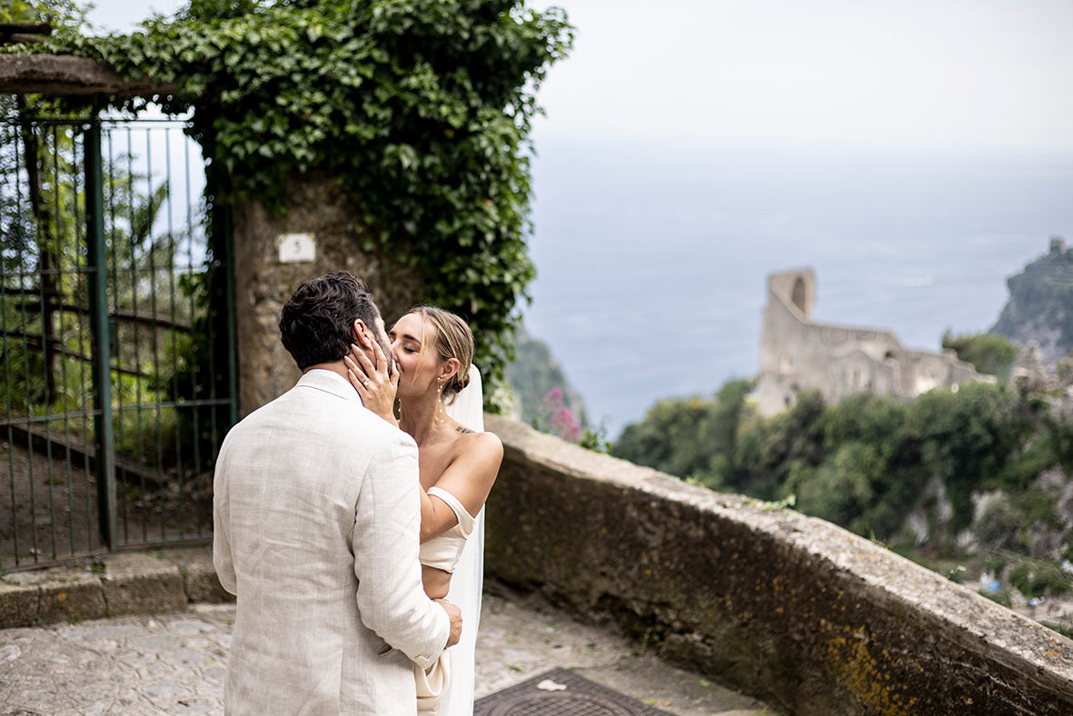 "ALT"boda en la costa amalfitana beso basilica al fondo"