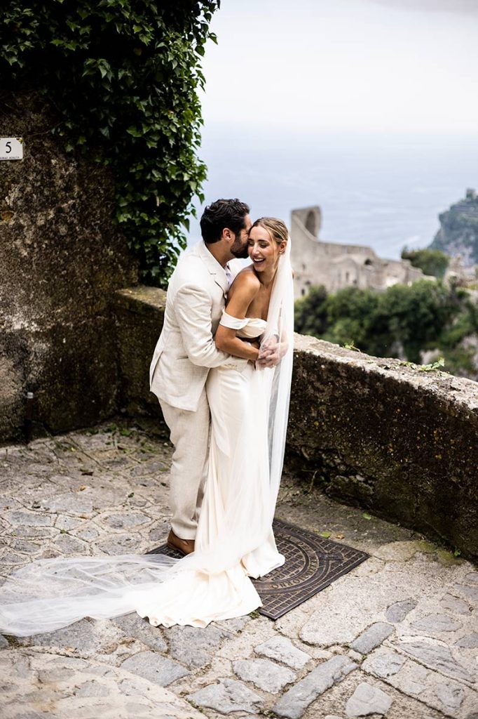 "ALT"boda en la costa amalfitana abrazados"