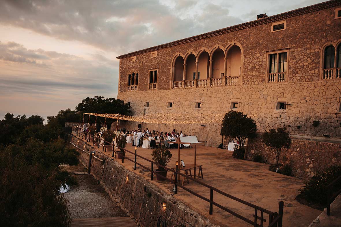 "ALT"boda en son marroig deia mallorca edificio con mesas"