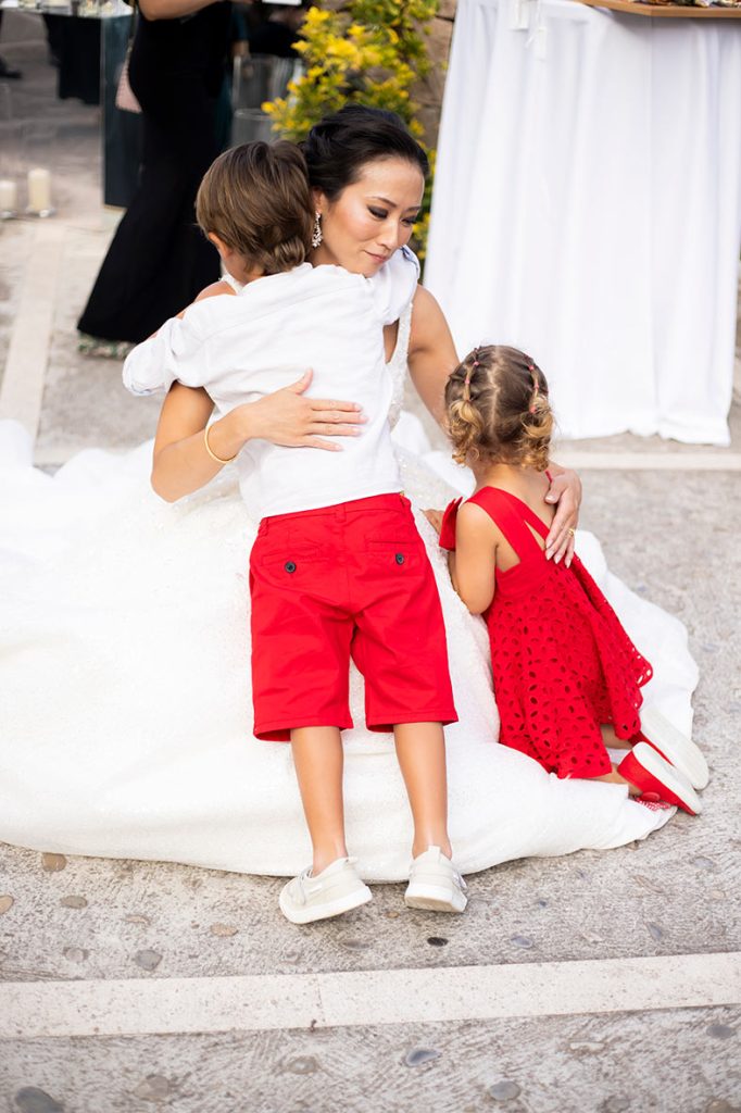 "ALT"boda coreana en finca comassema mallorca abrazo niños"