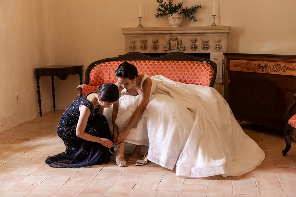 "ALT"boda coreana en finca comassema mallorca poniendo zapatos"