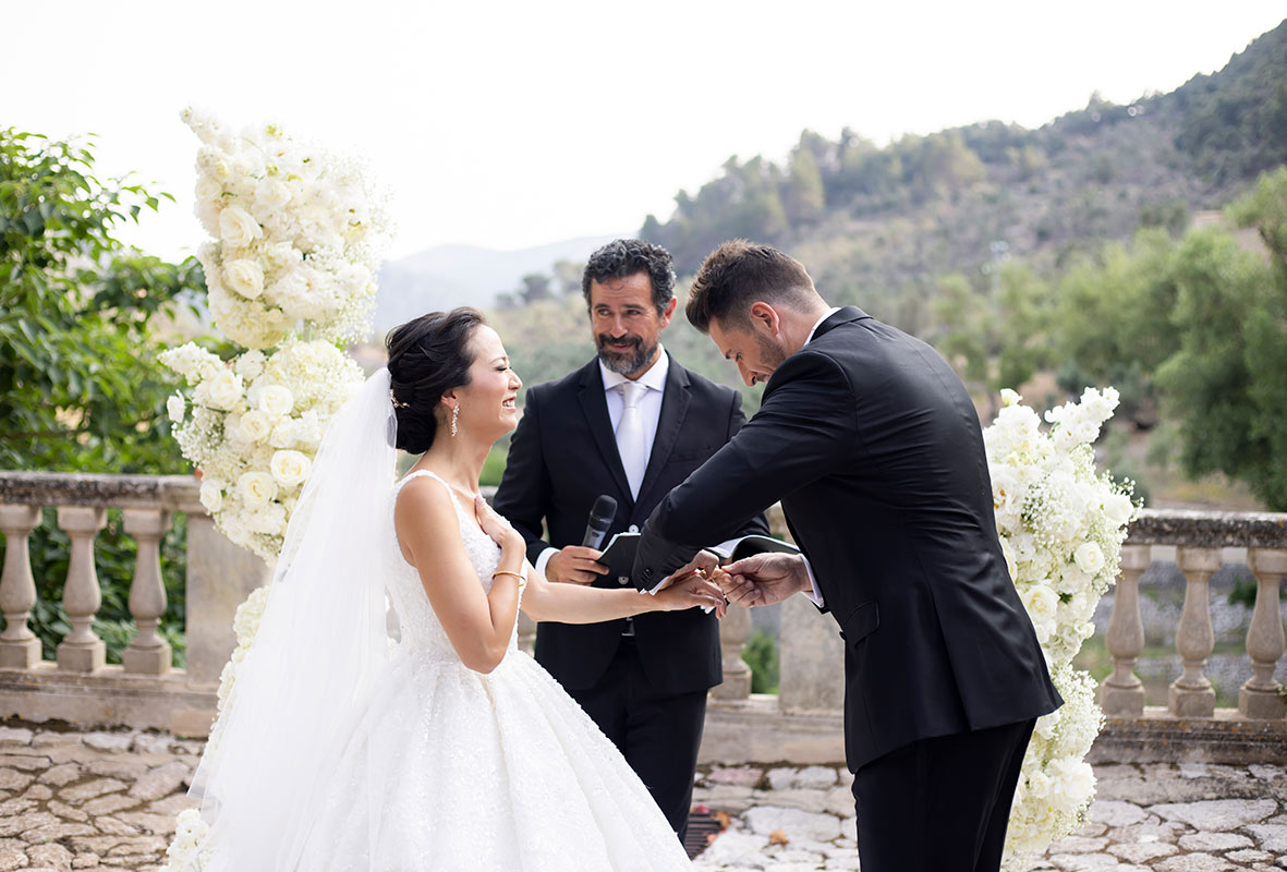 "ALT"boda coreana en finca comassema mallorca momento divertido anillos"