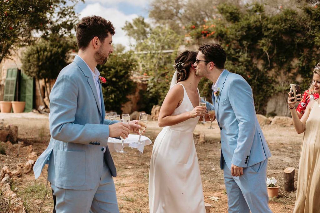 "ALT"boda inglesa en mallorca ofreciendo cava"