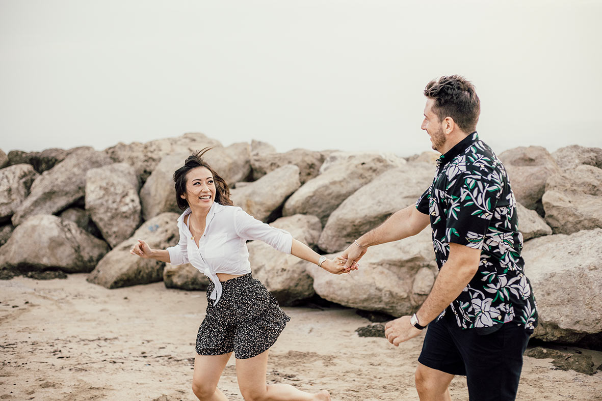 "ALT"fotografo de preboda en mallorca corriendo en la playa"