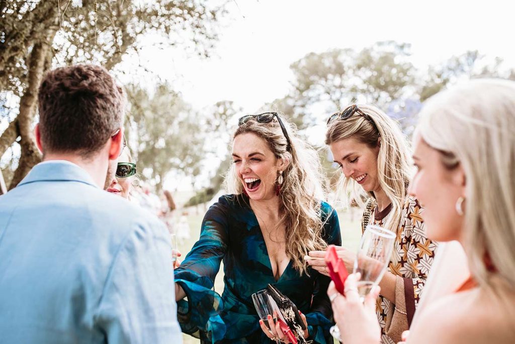 "ALT"boda inglesa en mallorca saludando"