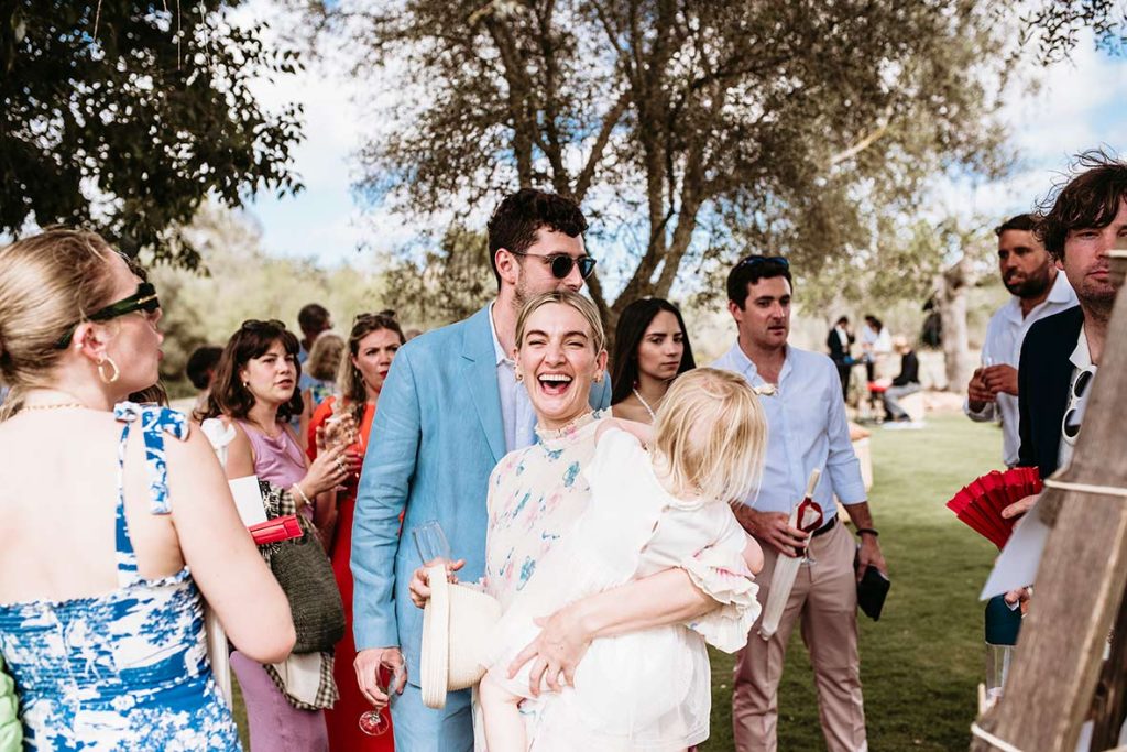 "ALT"boda inglesa en mallorca sonrisas invitada"