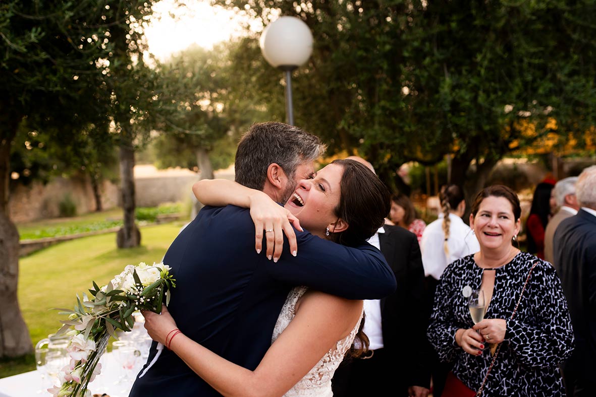 "ALT"fotógrafo de boda en finca morneta abrazo novios"