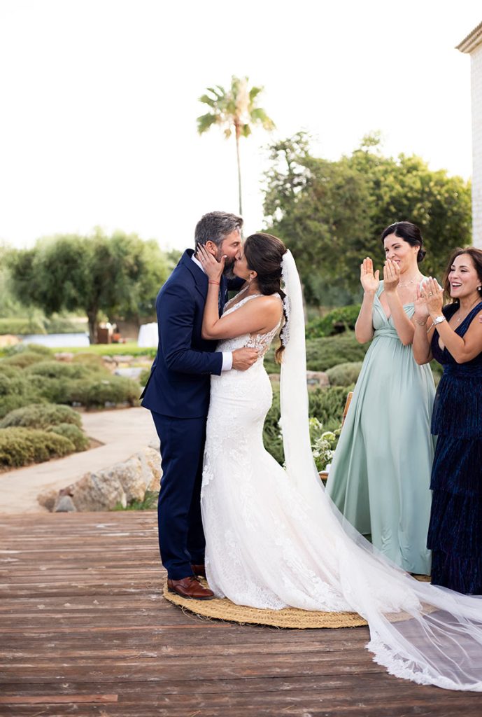 "ALT"fotógrafo de boda en finca morneta beso ceremonia"