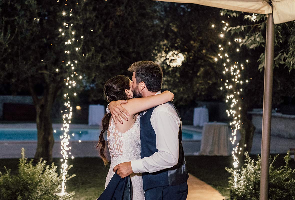 "ALT"fotógrafo de boda en finca morneta beso entrada"