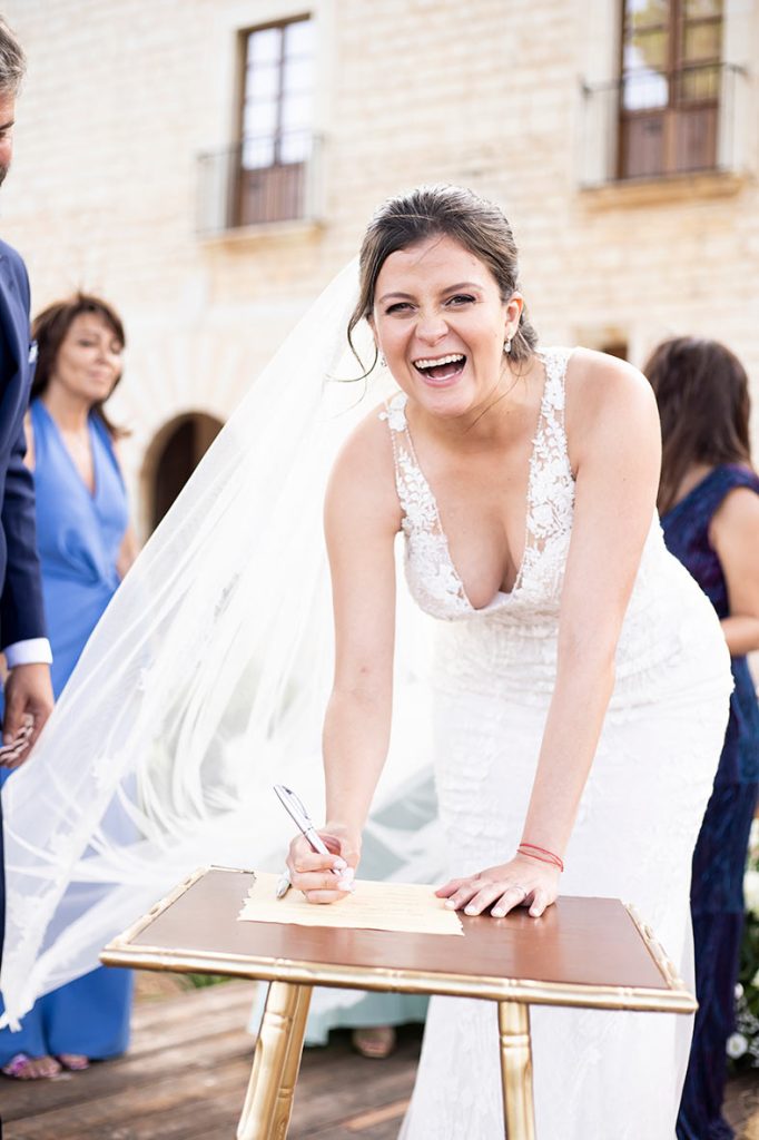 "ALT"fotógrafo de boda en finca morneta novia firmando"