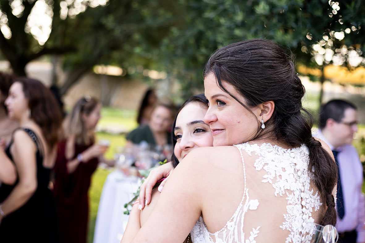 "ALT"fotógrafo de boda en finca morneta felicitando"