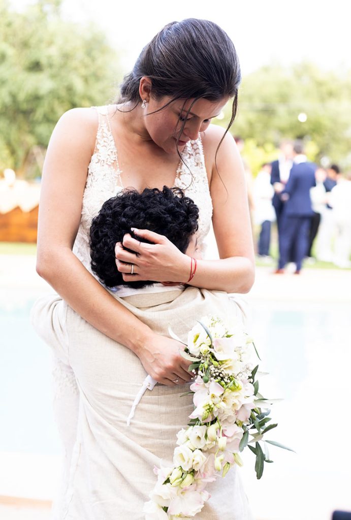 "ALT"fotógrafo de boda en finca morneta niño abrazo"