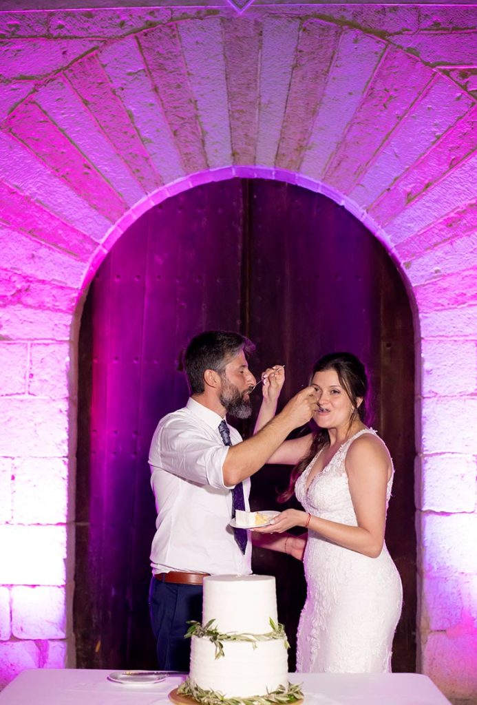 "ALT"fotógrafo de boda en finca morneta comiendo tarta"