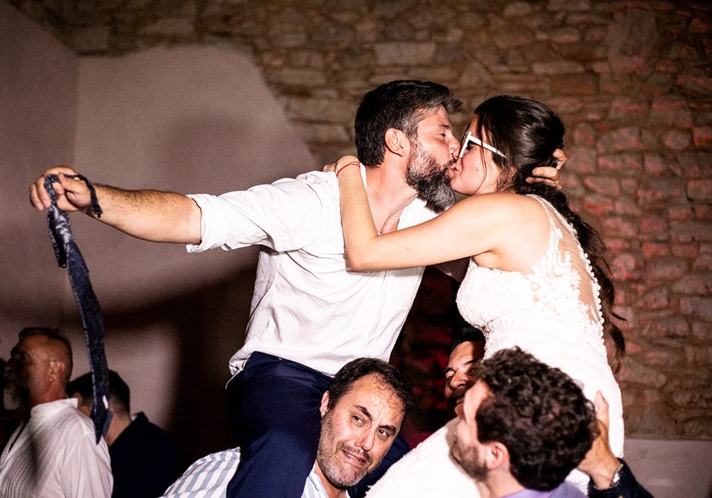 "ALT"fotógrafo de boda en finca morneta besos arriba"