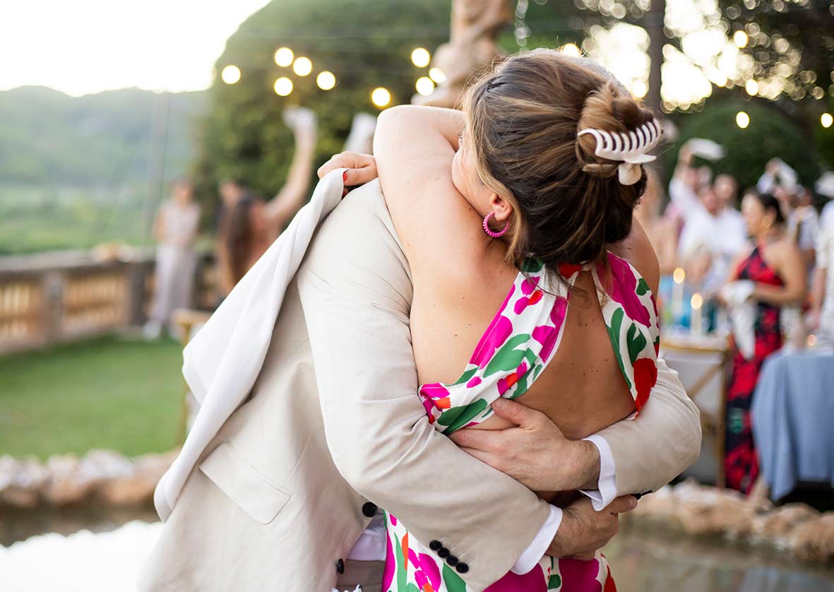 "ALT"fotógrafo en Mallorca son Togores abrazo en mesa"