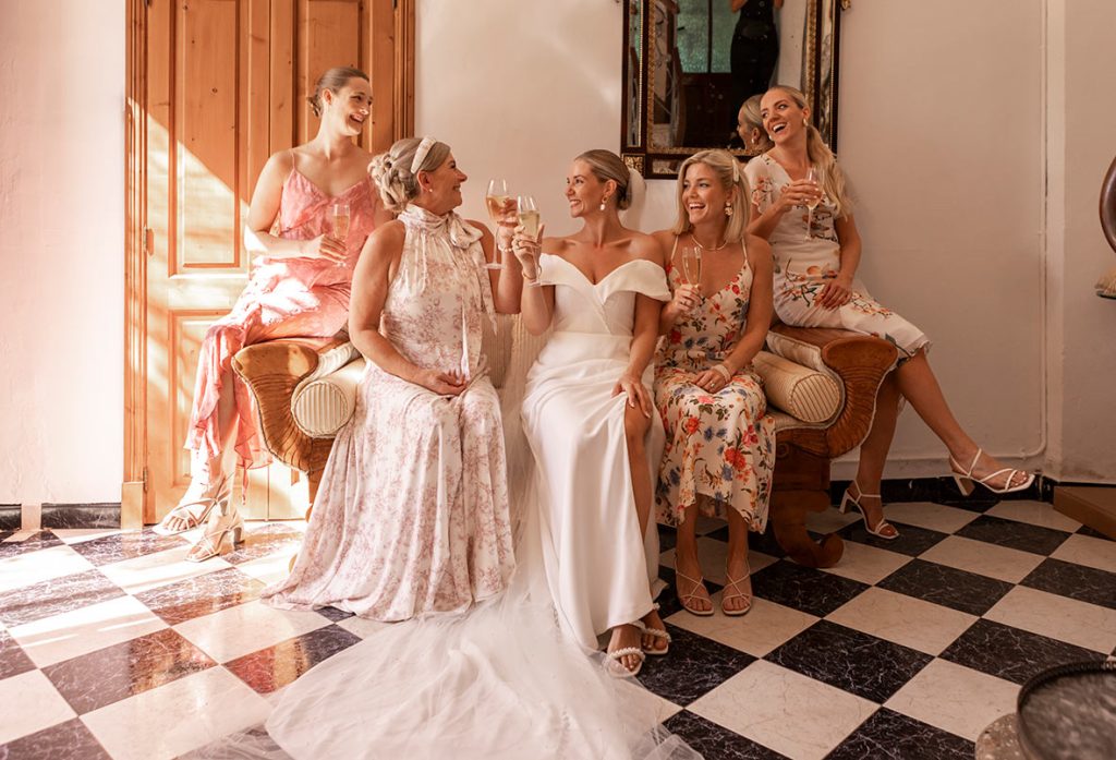 "ALT"fotógrafo en Mallorca son Togores bridesmaids sofa"