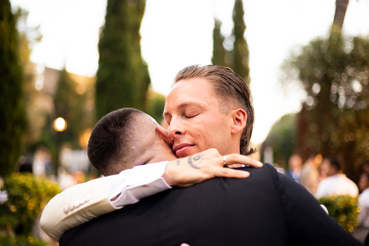 "ALT"boda lgtbi en mallorca abrazo felicitación"