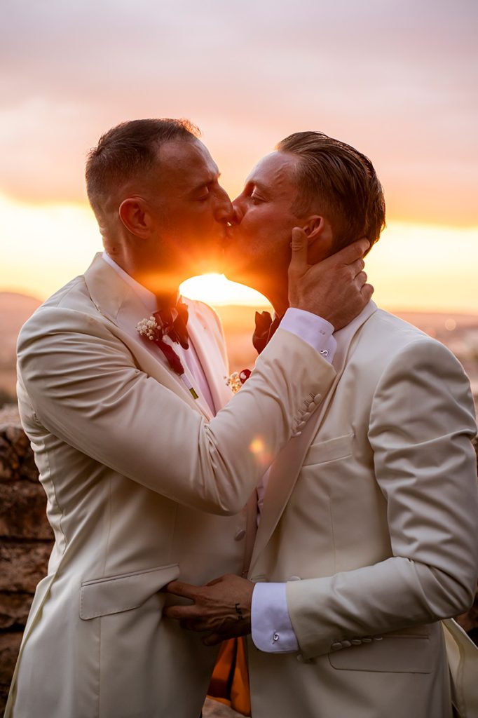 "ALT"boda lgtbi en mallorca beso puesta de sol"