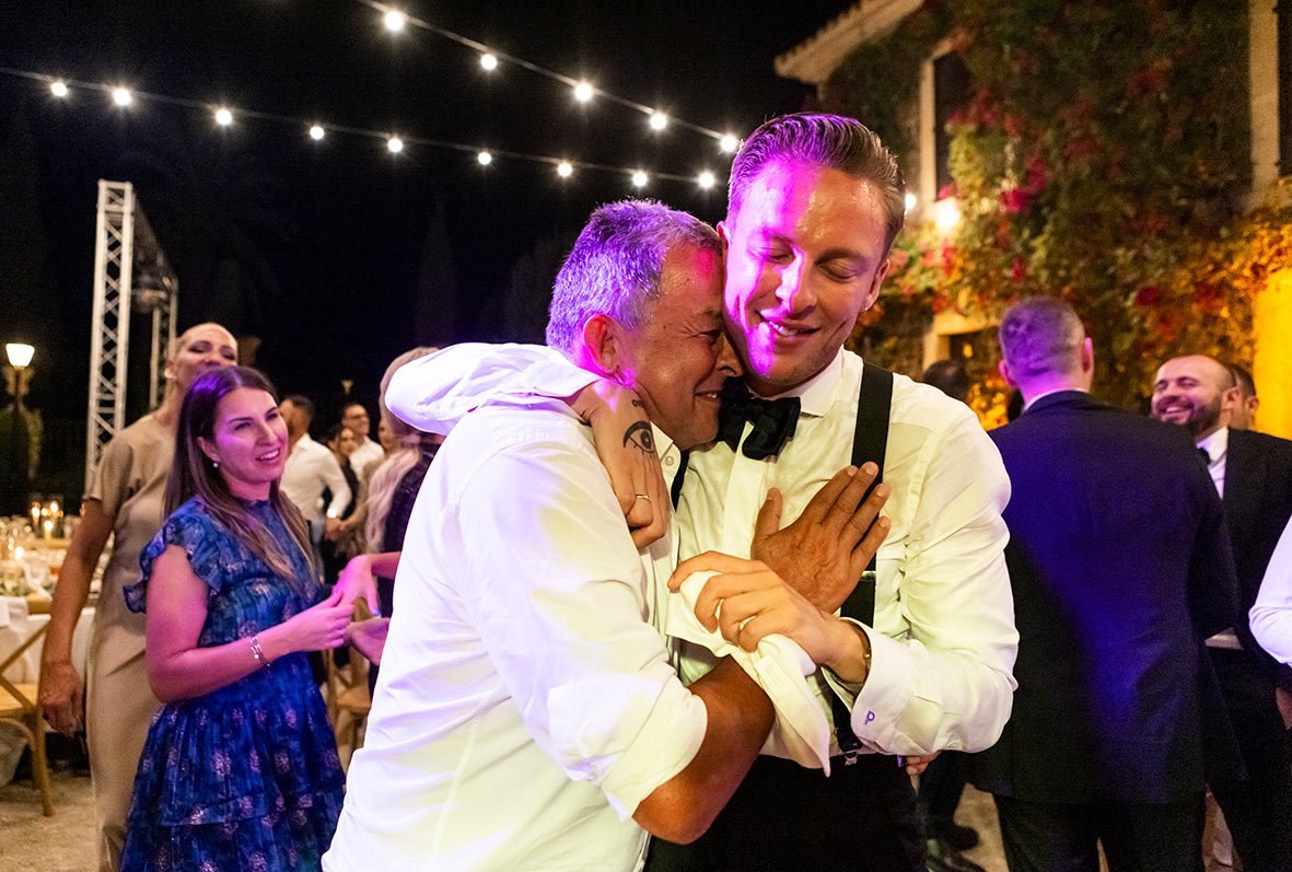 "ALT"boda lgtbi en mallorca abrazo con padre"