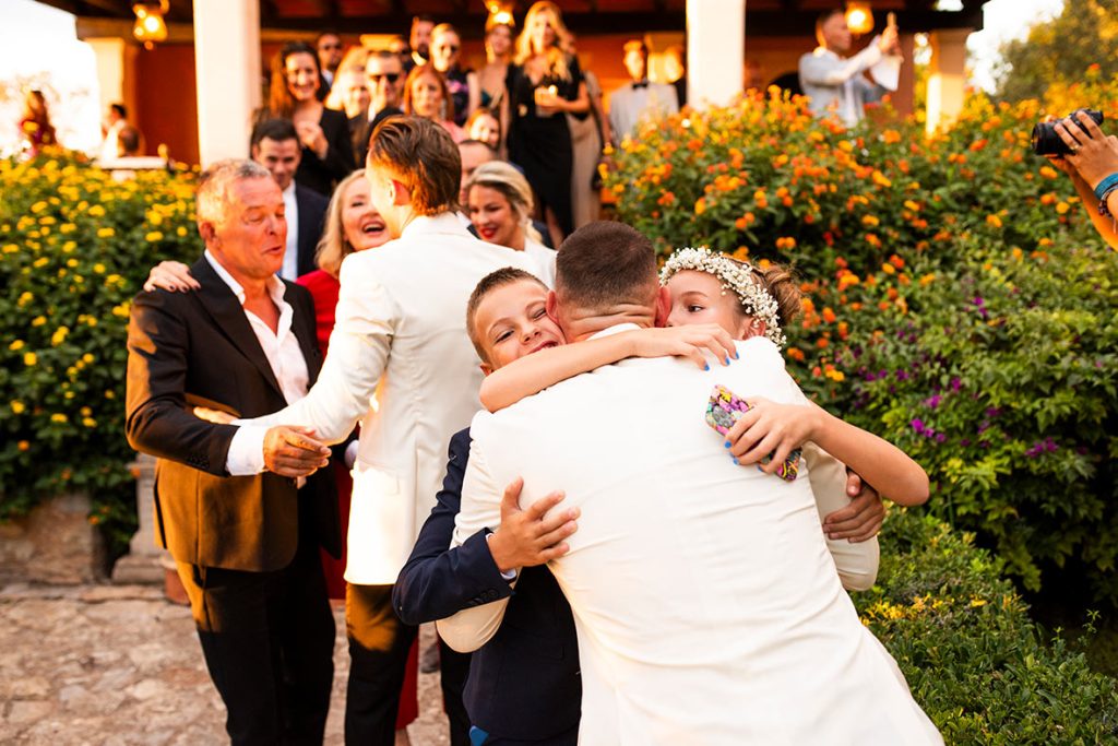 "ALT"boda lgtbi en mallorca abrazo con sobrinos"