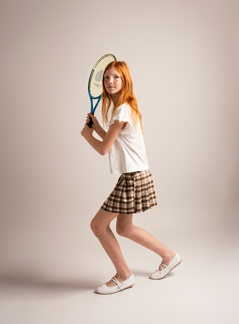 "alt"book a niña modelo en mallorca tenis"