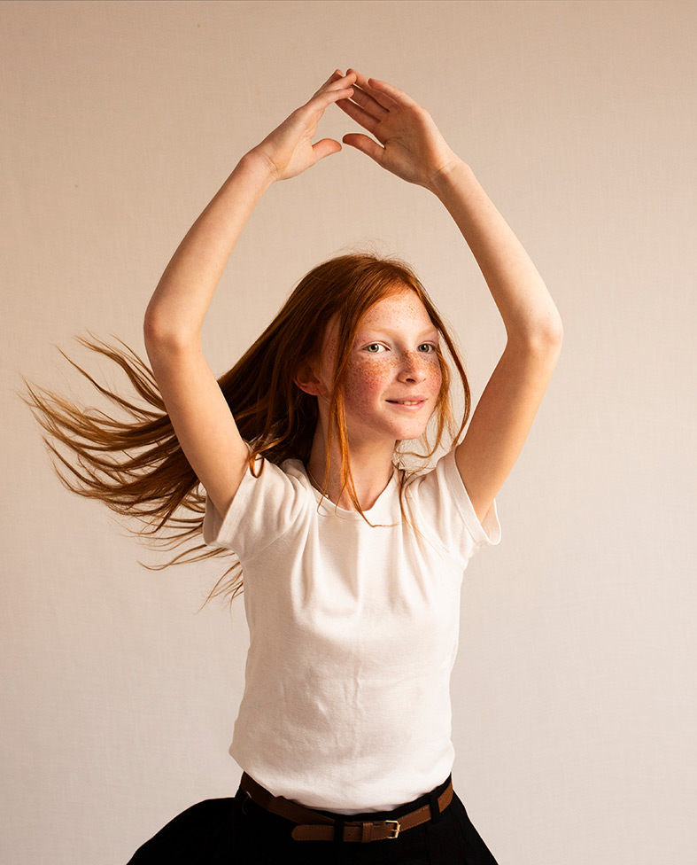 "alt"book a niña modelo en mallorca bailando"