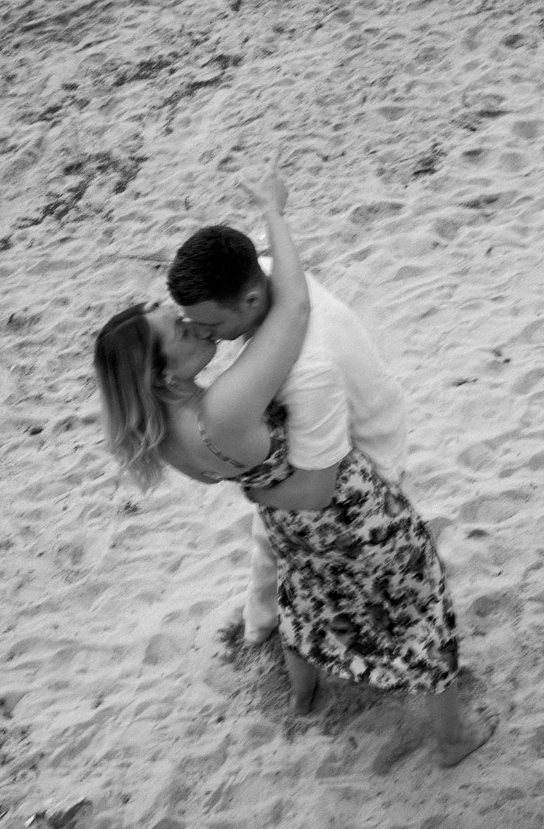 "alt"fotografia de preboda en mallorca baile en playa"